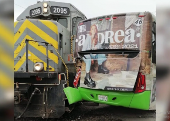 Mujer es atropellada por un camión de transporte público en Monterrey