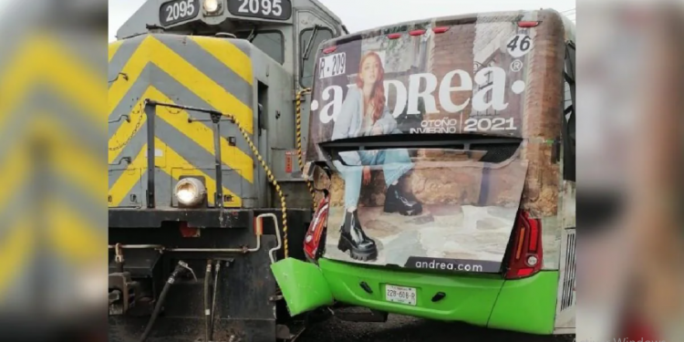 Mujer es atropellada por un camión de transporte público en Monterrey