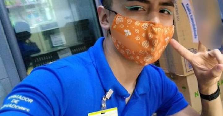 ACUSA DISCRIMINACIÓN POR USAR DELINEADOR DE OJOS