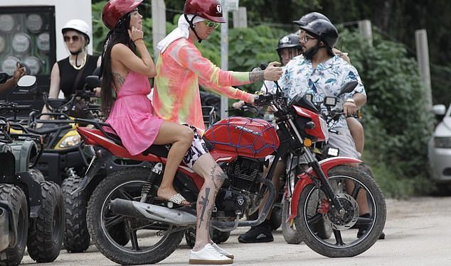 Captan a la actriz Megan Fox y su novio Gun Kelly vacacionando en Tulum