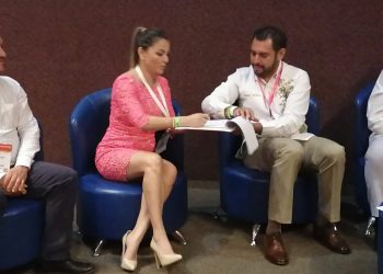 Regidora del municipio de Tulum, Anahí Mendoza, firma como testigo de honor acuerdo entre operadores de ecoturismo