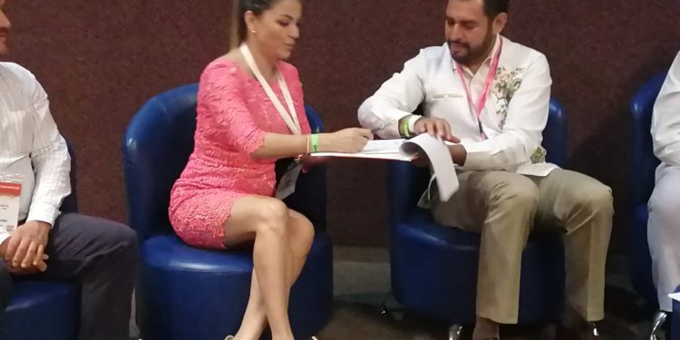 Regidora del municipio de Tulum, Anahí Mendoza, firma como testigo de honor acuerdo entre operadores de ecoturismo