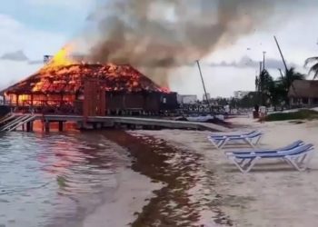 Se incendia restaurante en Playa Las Perlas, Cancún