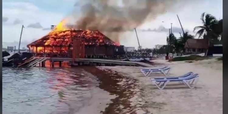 Se incendia restaurante en Playa Las Perlas, Cancún