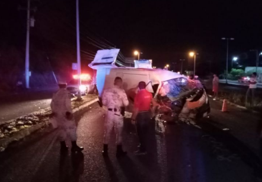 Quedan atrapados y heridos tras volcadura de van a la altura de Puerto Morelos