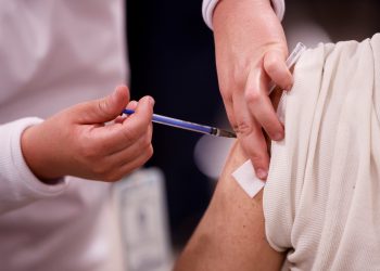 La variante Ómicron sede ante la tercera dosis