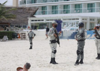 Operativo en Cancún termina con 10 personas detenidas por portación de sustancias ilícitas