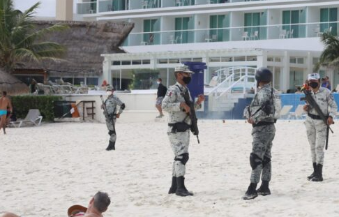 Operativo en Cancún termina con 10 personas detenidas por portación de sustancias ilícitas