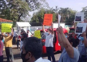 Protestan pochimovilistas en mañanera de AMLO