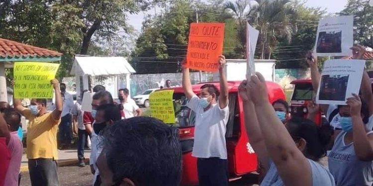 Protestan pochimovilistas en mañanera de AMLO