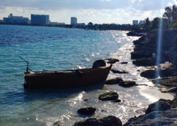 Hallan pequeño bote de migrantes en playa de Cancún