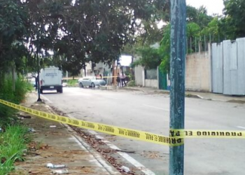 Asesinan a una mujer a balazos en su auto en Playa del Carmen