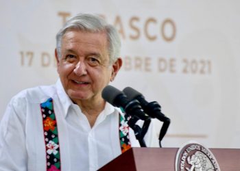 Risa incómoda de AMLO ante pregunta de si le gustaría dejar como presidente a otro tabasqueño