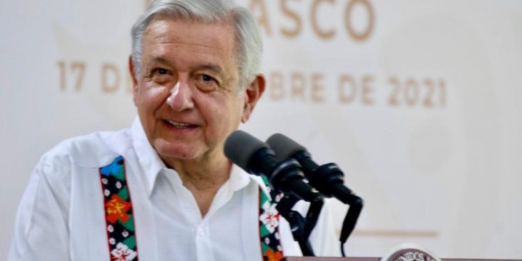 Risa incómoda de AMLO ante pregunta de si le gustaría dejar como presidente a otro tabasqueño