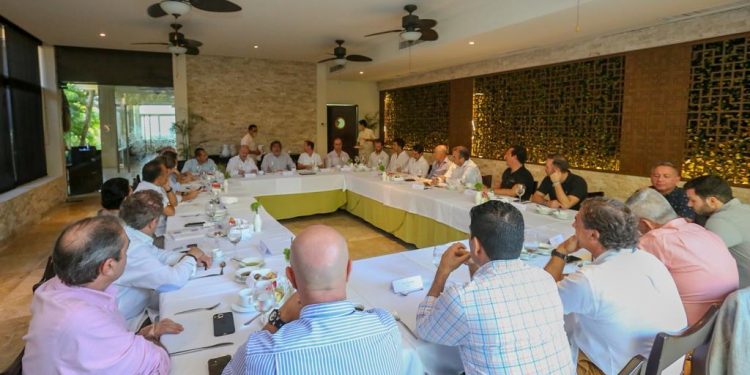 Sostienen hoteleros y sector laboral reunión con FONATUR
