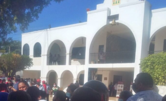 Protestan y denuncian hostigamiento laboral trabajadores en José María Morelos