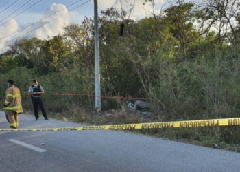 Se vuelca carro en Cancún, la conductora sale ilesa