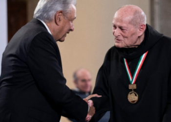 Fray Gabriel Chávez de la Mora recibe el Premio Nacional de Arquitectura 2020 durante la mañanera