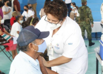 Inicia la campaña de vacunación de refuerzo contra el Covid en adultos de la tercera edad en Yucatán