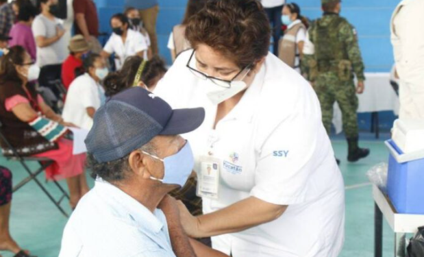 Inicia la campaña de vacunación de refuerzo contra el Covid en adultos de la tercera edad en Yucatán