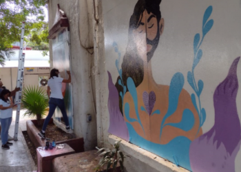 Pintan murales para exponer la violencia de género en el Palacio Municipal de Cancún