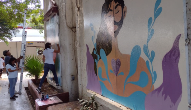 Pintan murales para exponer la violencia de género en el Palacio Municipal de Cancún