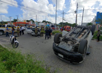 Accidente vial deja un herido y una camioneta volcada en Cancún