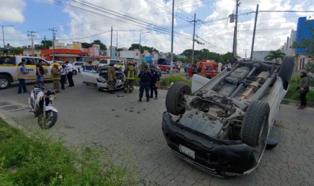 Accidente vial deja un herido y una camioneta volcada en Cancún