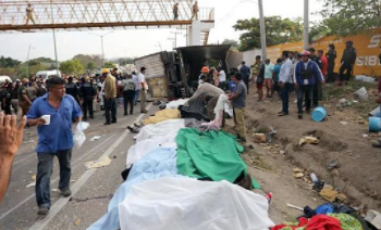 Mueren más de 50 migrantes tras volcadura de tráiler en Chiapas