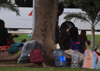 Migrantes haitianos acampan en monumento «Historia de México» en Cancún