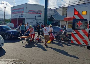Arrollan a motociclista en Cancún y termina hospitalizado