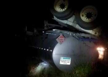 Pipa con combustible se vuelca en la carretera Muna – Felipe Carrillo Puerto