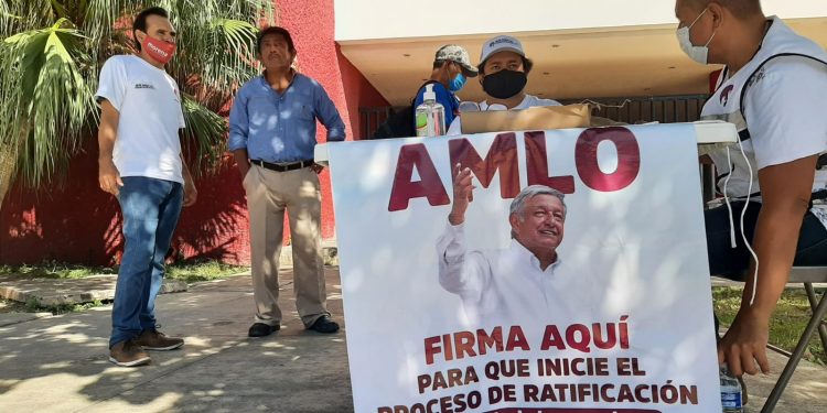 Buscan recaudar 3 mil firmas a favor de AMLO