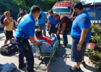 Choque entre taxi y mototaxi deja saldo de dos heridos en Cancún