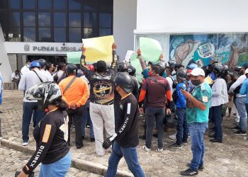 Se manifiestan moto repartidores