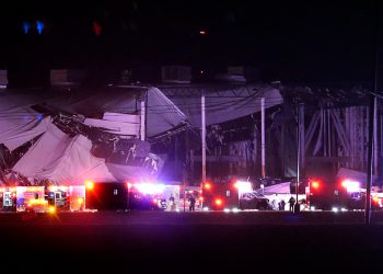 Tornado derriba almacén de Amazon y deja a trabajadores atrapados