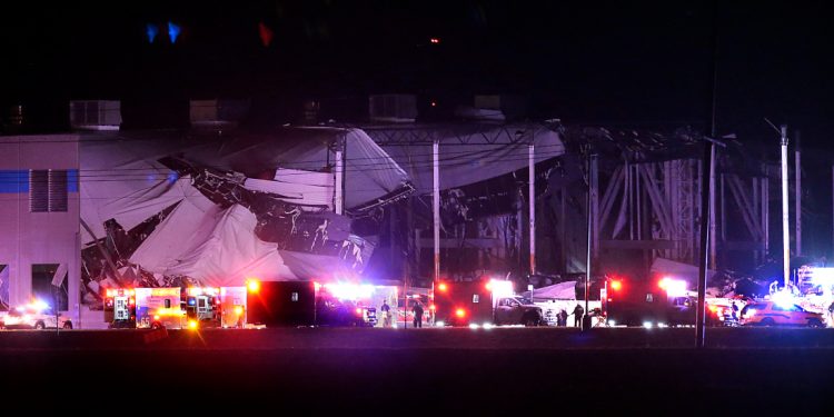 Tornado derriba almacén de Amazon y deja a trabajadores atrapados