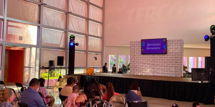 Sorprenden a niños del CRIT en Cancún con un show de payasos y princesas