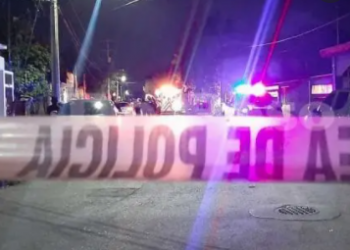 Vecinos encuentran a un hombre golpeado frente a su edificio