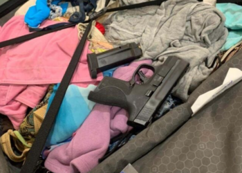 Detienen a dos mujeres que llegaron a Cancún con armas en su equipaje