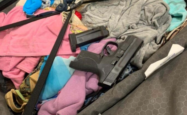 Detienen a dos mujeres que llegaron a Cancún con armas en su equipaje