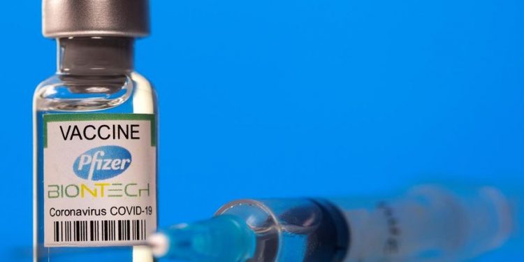 La vacuna Pfizer podrá esquivar parcialmente la variante Ómicron