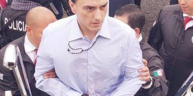 Festeja cumpleaños ex gobernador y sigue proceso en su contra