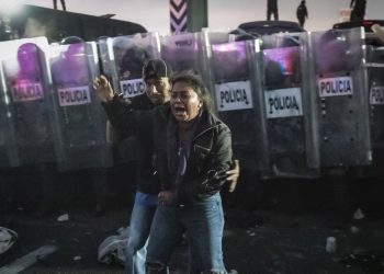 Una nueva caravana migrante llega a Ciudad de México entre fuertes choques con la policía