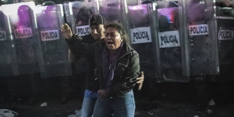Una nueva caravana migrante llega a Ciudad de México entre fuertes choques con la policía