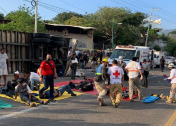 Aplazan el traslado de los migrantes muertos en la volcadura de tráiler en Chiapas