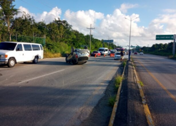 Termino ileso y con el carro chocado y volcado