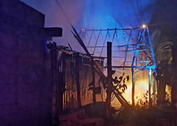 Se extiende incendio a dos palapas en José María Morelos