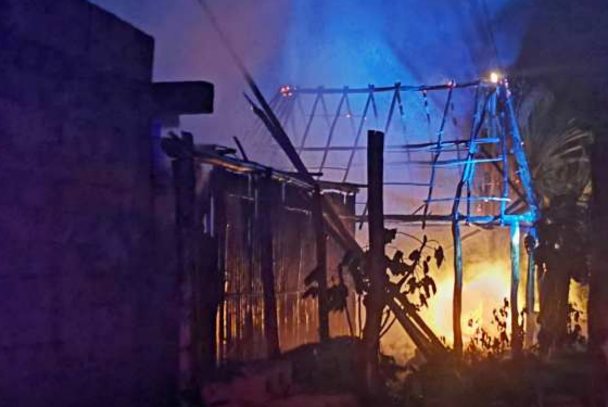 Se extiende incendio a dos palapas en José María Morelos