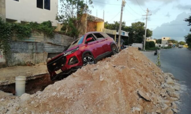 Conductora pierde el control de su camioneta y termina arriba de un montículo de tierra en Cancún
